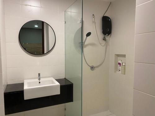 莎阿南Trefoil Studio Comfy 3-Shah Alam的浴室配有盥洗盆和带镜子的淋浴