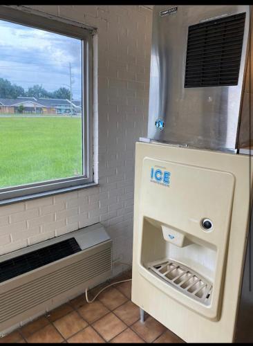 格林维尔Economy Inn of Greenville, Near ECU Health Center的窗户房间里的一个制冰机