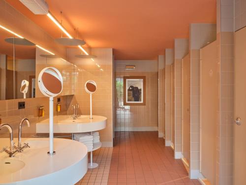 鹿特丹鹿特丹市中心旅舍的浴室设有2个水槽和2面镜子