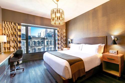 纽约Roxy Hotel New York的一间设有大床和窗户的酒店客房