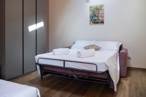 圣马蒂诺德拉巴Villa Veronesi的一间卧室配有一张床,上面有两条毛巾