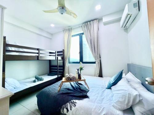 实达阿南W 1-10Pax Trefoil 2Room Cozy Home WifiTV SetiaAlam的一间卧室配有一张床和一张双层床。