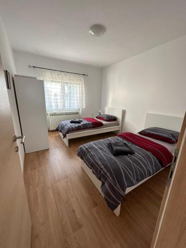 NuštarKuća za odmor Ruža的一间卧室设有两张床和窗户。