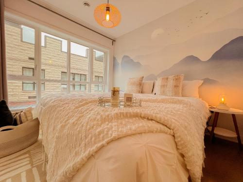 蒙特利尔Mila Suites的一间卧室设有一张大床和大窗户