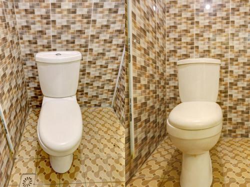 名古屋SPOT ON 92985 Mitra Homestay的一间带卫生间和淋浴的浴室