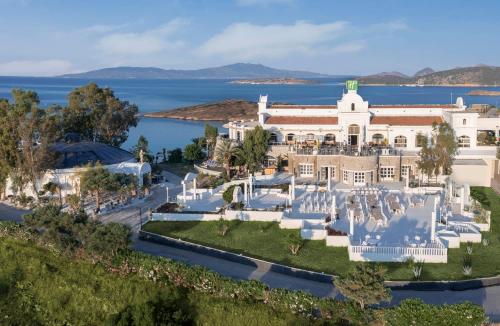 博德鲁姆Holiday Inn Resort Bodrum, an IHG Hotel- Ultra All Inclusive的享有度假胜地的空中景致,以海洋为背景