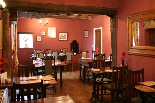Linton on Ouse庄园住宿加早餐旅馆的用餐室配有木桌和椅子