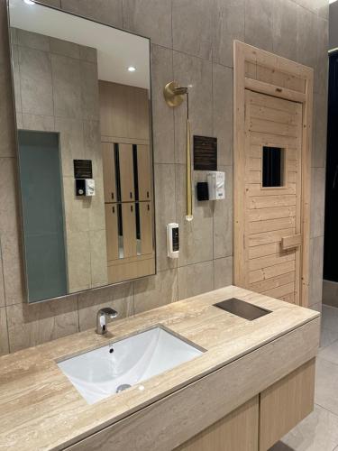 吉隆坡KLCC Suites At Axon Residence的一间带水槽和镜子的浴室