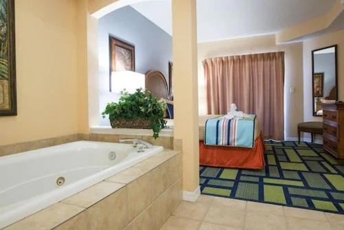 奥兰多百汇度假村酒店的一间大浴室,内设一个大浴缸
