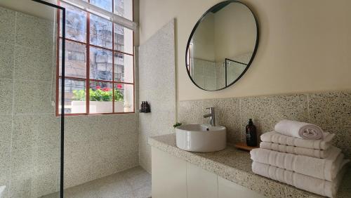 布宜诺斯艾利斯Casa Par Grand Suites的一间带水槽和镜子的浴室