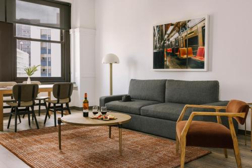 底特律Sonder Gabriel Richard的客厅配有沙发和桌子