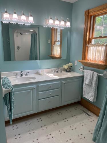 ConneautThe Inn at Woodsong Acres的浴室设有2个水槽和镜子