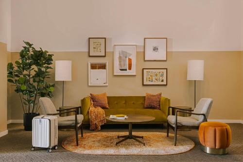 底特律Sonder Gabriel Richard的客厅配有沙发和桌椅