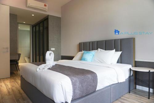 吉隆坡Millerz Square by A Plus Stay的一间卧室配有一张带白色床单的大床