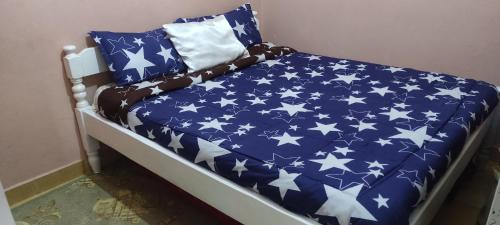 内罗毕Elegantly furnished 1bedroom at Claycity, Thika Rd的一张被美国星空和条纹遮盖的床