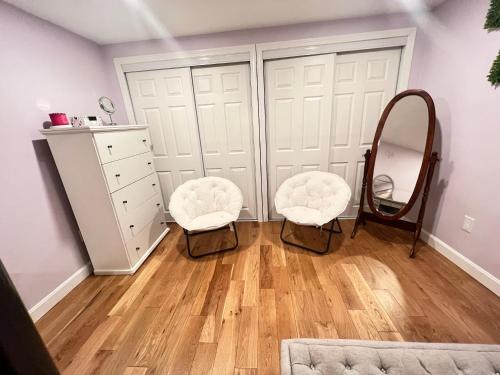 米德尔敦Modern Family Home in Middletown, RI- just 4 mi to Newport!的更衣室配有两把椅子和镜子