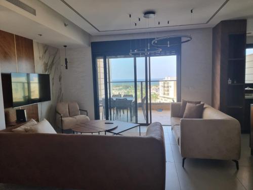 阿卡Apartment in Akko with Sea View的带沙发、桌子和电视的客厅