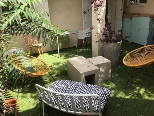 波尔多Le Patio的庭院配有桌椅和植物