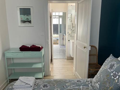 布里夫拉盖亚尔德Joli appartement à Brive la gaillarde的一间卧室设有一张床、梳妆台和走廊