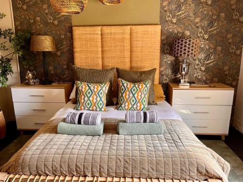 哈内茨堡A Bird Cage Stay & Cottage的一间卧室配有一张带枕头的大床