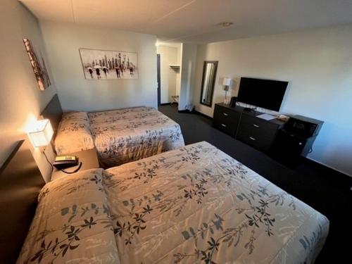温尼伯克尔克弗尔德摩托酒店的酒店客房设有两张床和一台平面电视。