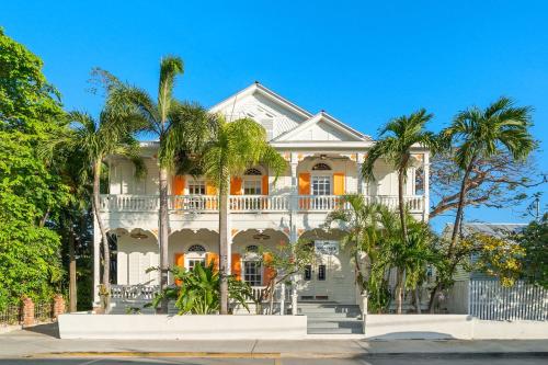 基韦斯特Marreros Guest Mansion - Adult Only的一座棕榈树掩映的白色房子
