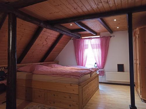 BreitensteinFerienwohnung "Frieda"的阁楼卧室设有床和窗户。