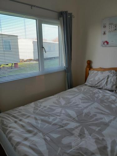梅布尔索普B8 lovely chalet的一间卧室设有一张大床和窗户