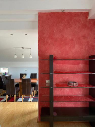 利夫诺Apartman GOGO的一间用餐室内的红色墙壁