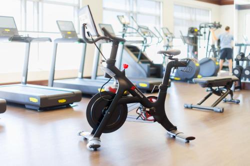 胡佛伯明翰玫瑰桥万丽高尔夫度假酒店的健身房设有数台跑步机和健身自行车