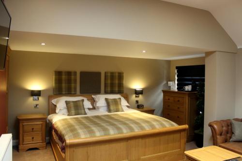纳尔斯伯勒阿肯戴尔蓝色钟塔酒店的一间卧室配有一张大床和两个枕头