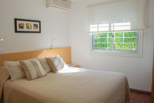 埃斯特角城阿贾克斯酒店的一间卧室设有一张大床和窗户
