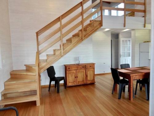 埃斯特角城Klimatisiertes Haus am Meer in Chihuahua的一间带木桌和楼梯的用餐室