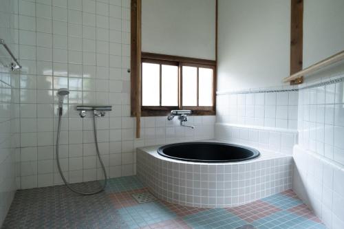 MitoyoSetouchi base - Vacation STAY 48109v的带淋浴和窗户的浴缸的浴室