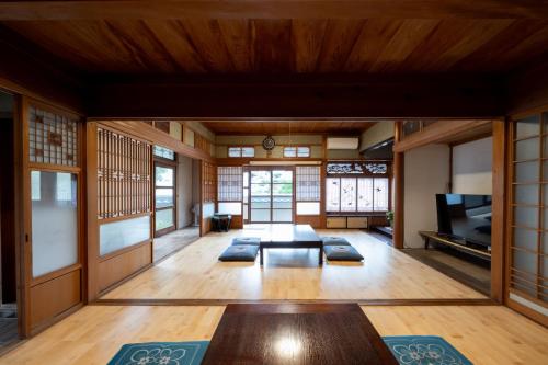 MitoyoSetouchi base - Vacation STAY 48109v的带窗户的客房内设有带桌子的客厅