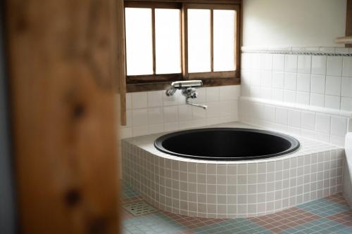 MitoyoSetouchi base - Vacation STAY 47136v的带浴缸和窗户的浴室