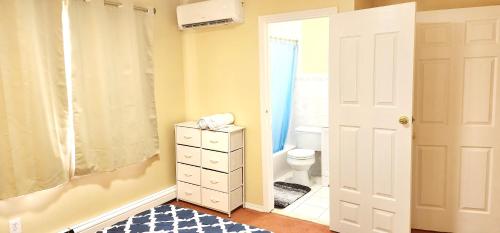 HillsideModern Two Bedroom Apartment Jamaica Queens, NYC的一间带卫生间和白色梳妆台的浴室