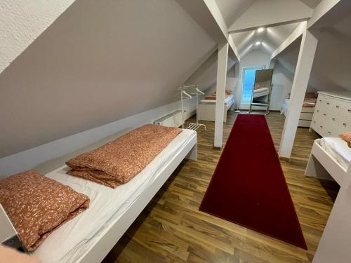 汉诺威120qm 5 rooms dublex - 2 bathrooms - kitchen的一间设有两张床和红地毯的客房
