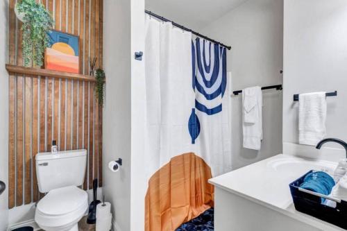 巴吞鲁日Stylish & Romantic Home, Long-term friendly, King的一间带卫生间和淋浴帘的浴室
