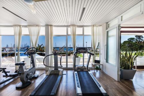 拉卡勒塔阿比塔尔瓦坎匝酒店的室内健身房设有有氧器材和大窗户