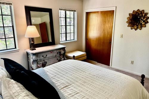 Twain HarteTwain Harte Hideaway的一间卧室配有一张床、梳妆台和镜子