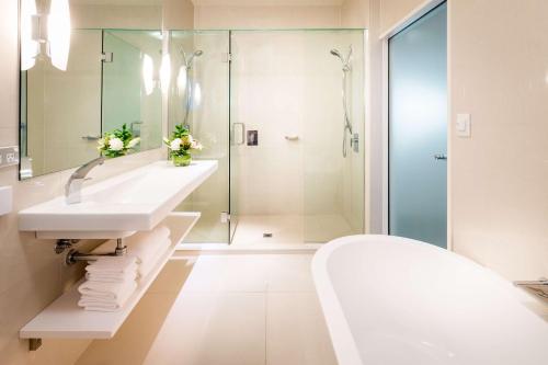 陶波希尔顿陶波湖酒店的一间带水槽和淋浴的浴室