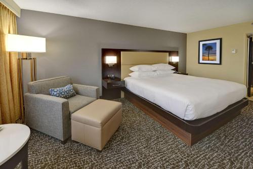奥兰多奥兰多/阿尔塔蒙特斯普林斯希尔顿酒店的配有一张床和一把椅子的酒店客房