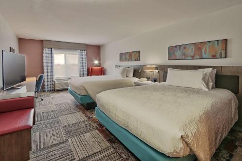 阿尔伯克基阿尔布开克/日报中心希尔顿花园酒店的酒店客房设有两张床和一台平面电视。