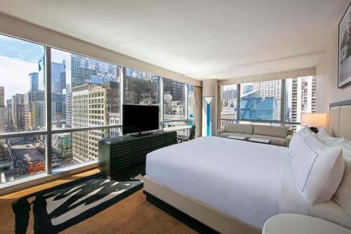 芝加哥theWit Chicago, a Hilton Hotel的卧室设有白色的床和大窗户