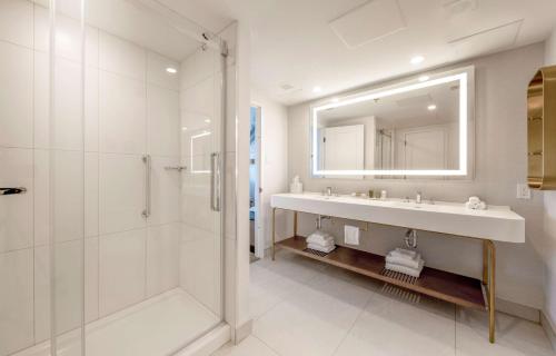 魁北克市魁北克希尔顿酒店的一间带水槽、淋浴和镜子的浴室