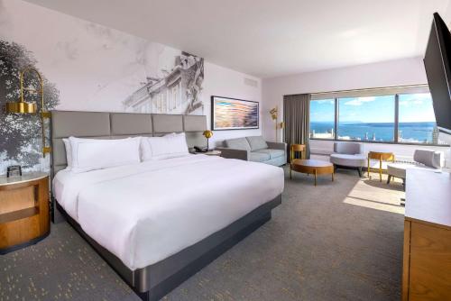 魁北克市魁北克希尔顿酒店的酒店客房设有一张大床和一间客厅。