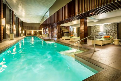 皇后镇皇后镇希尔顿酒店的在酒店房间的一个大型游泳池