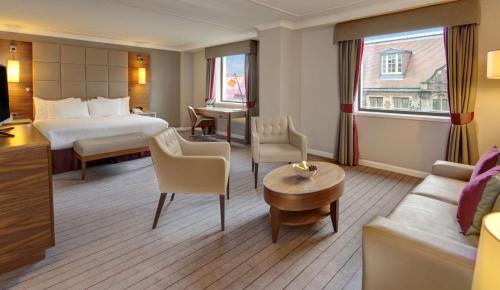 剑桥剑桥市中心希尔顿酒店的酒店客房设有床和客厅。