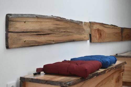 马希库Vale dos Ilhéus的木桌上配有两个枕头的房间